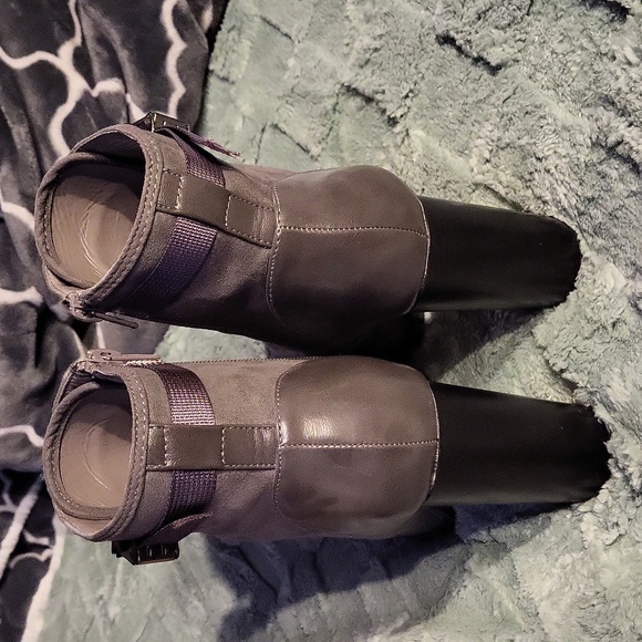 Grey faux croc boots - Picture 3 of 5